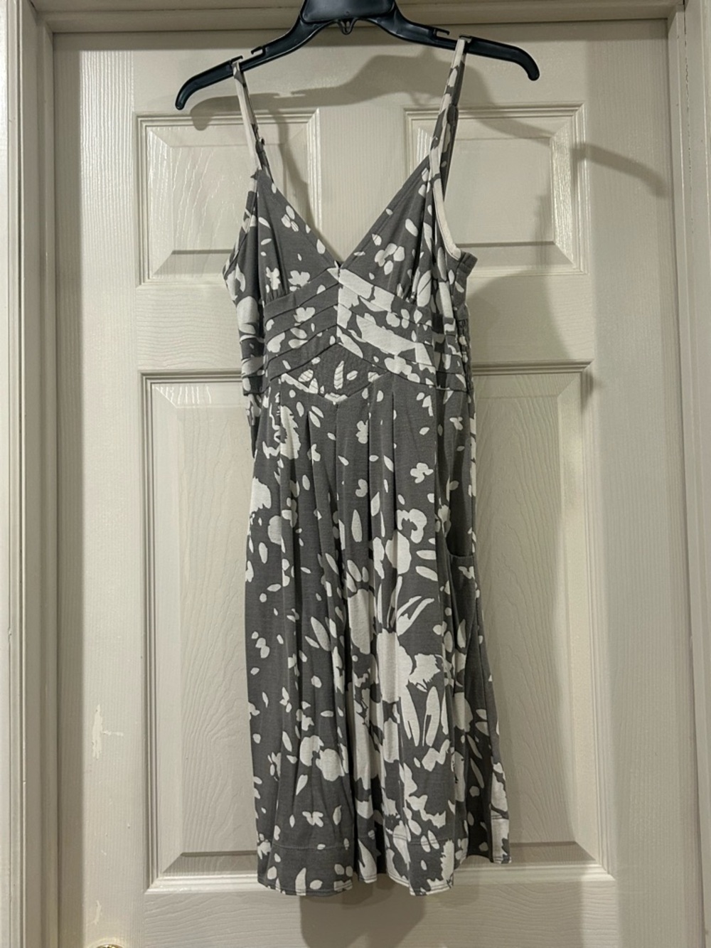 American Eagle Outfitters Gray and White Floral V-Neck Spaghetti Strap Dress